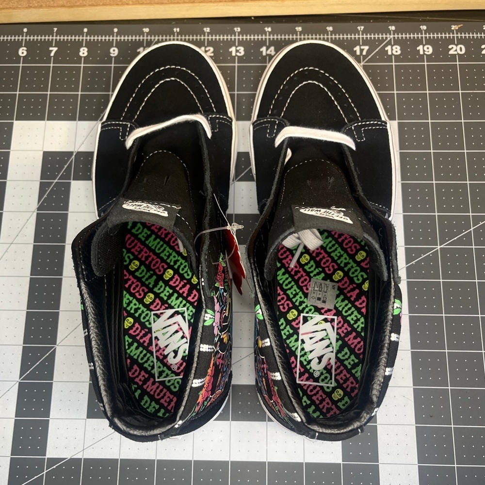 Vans sk8 hi 
DIA DE MUERTOS💀💀
GLOW IN THE DARK
BRAND NEW - Picture 10 of 16